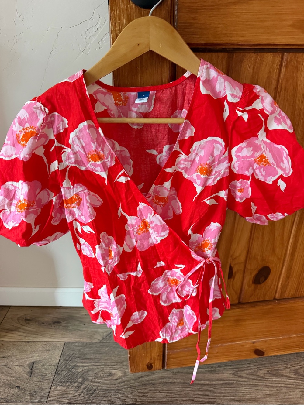 Old Navy Red Wrap Blouse with Pink Floral Print size medium EUC puff sleeve